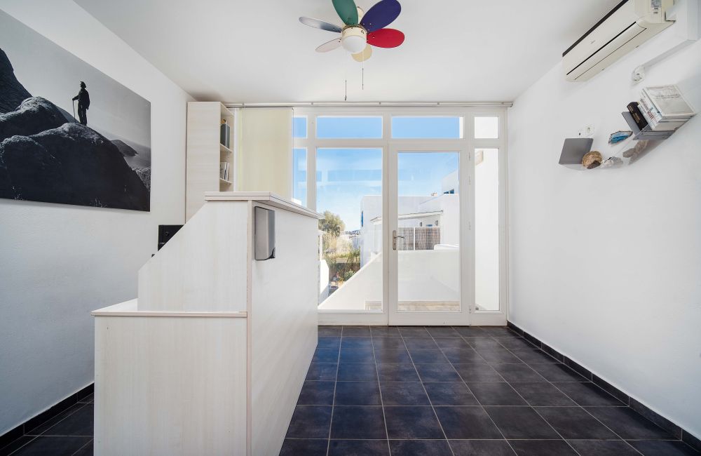 Coralli Apartments με θέα κήπο. Διακοπές στη Σέριφο Καταλύματα με δυνατότητα φιλοξενίας έως 5 ατόμων